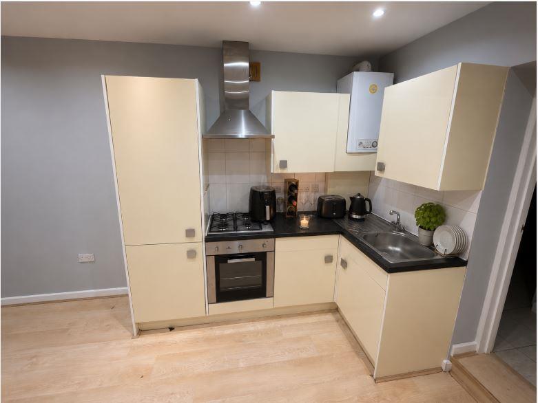 1 bed property in Finchley Road, London